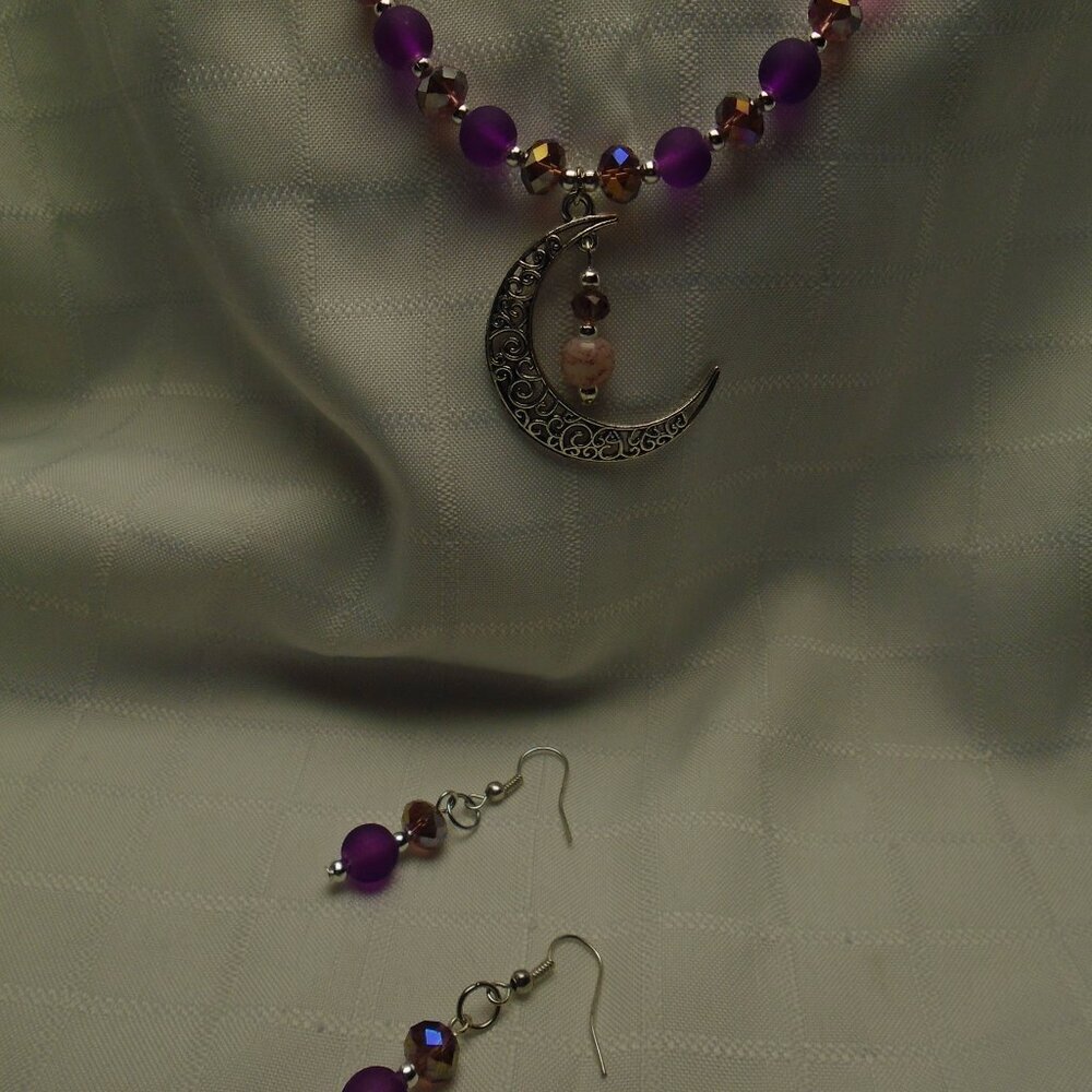 No105 Beautiful handmade long necklace with silver moon pendant & earrings - Picture 3 of 9